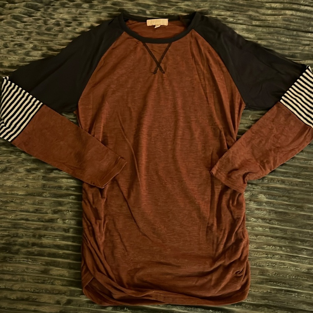 Bhome Sz Small Women’s Long Sleeve Dressy Shirt Scrunched Sides